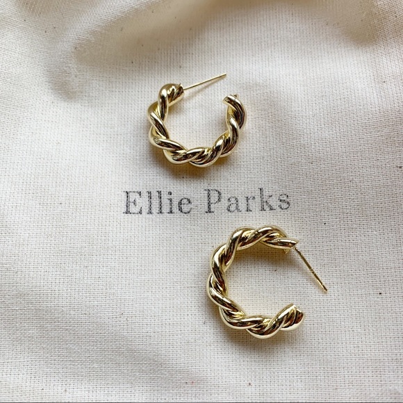 Gold twist hoop earrings - Picture 8 of 9